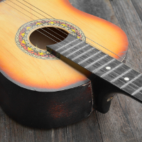 Gitár és egyéb fa hangszerek hangzása javul a lakkozás után